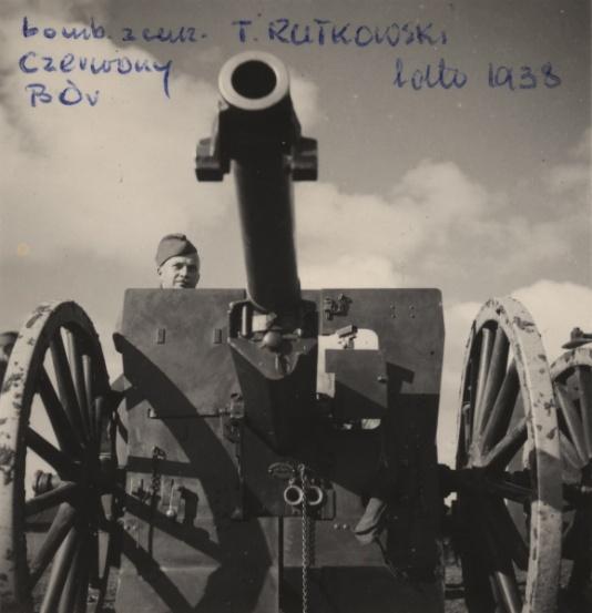 Ćwiczenia Mazowieckiej Szkoły Podchorążych Rezerwy Artylerii im. gen. Józefa Bema na poligonie w Czerwonym Borze (woj. białostockie),  bombardier T. Rutkowski i działo.