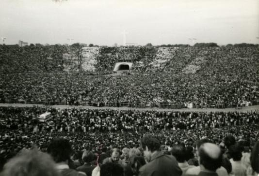 Druga pielgrzymka papieża Jana Pawła II do Polski. Spotkanie z wiernymi na Stadionie X-lecia w Warszawie.