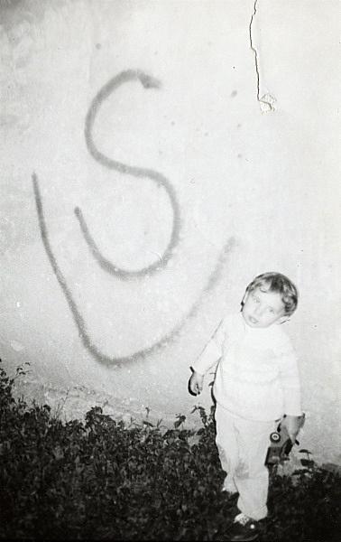 Łukasz Olko, syn Tomasza Olko, pod jednym z napisów wykonanych przez Tomasza Olko na Osiedlu Młynarska w Siedlcach. 