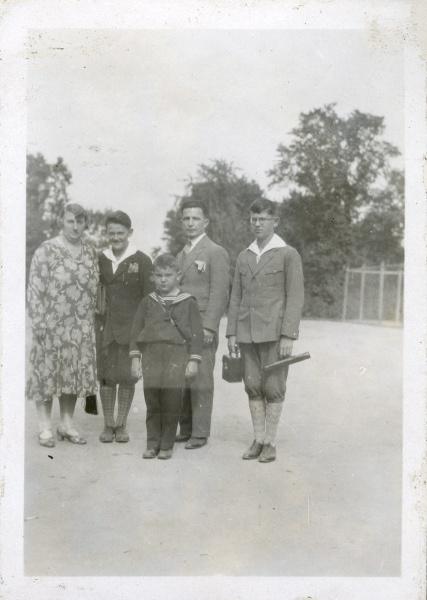 Rodzina Glaserów na wakacjach w Cechocinku: Anna, Fredek, Henryk, NN, Jerzy. 
