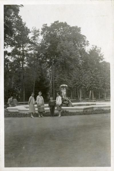 Park zdrojowy w Ciechocinku. Fontanna Jasia i Malgosi. Rodzina Glaserów: Truda, Anna, Henryk i NN. 
