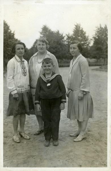Rodzina Glaserów na wakacjach w Ciechocinku. Od lewej: NN, Anna, Henryk, Truda. Fot. NN, udostępnił Mirosław Glaser.