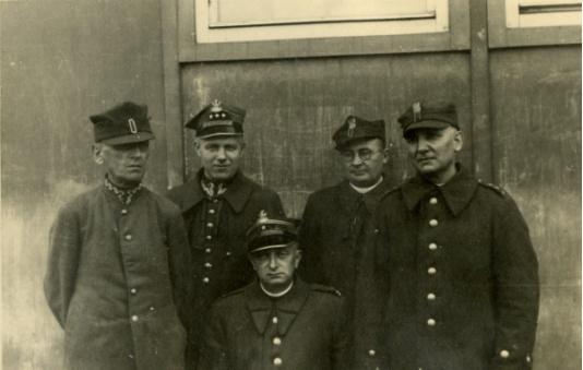 Obóz jeniecki oficerów Wojska Polskiego w Dorsten. Duszpasterze obozu, w środku, między stojącymi, ks. major Roman Kostikow. Fot. NN, przekazali Dorota i Tomasz Wojciechowscy.