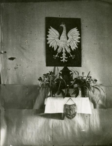 Internowanie żołnierzy Wojska Polskiego w Targoviste - Rumunia. Podpis oryginalny: Kapliczka w naszej sali. Na białej chustce wisi ryngraf z wizerunkiem orła. Fot. NN, przekazali Dorota i Tomasz Wojciechowscy.