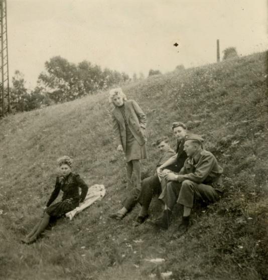 Polski obóz przesiedleńczy w Volpriehausen. Czas wolny obozowiczów. Na pierwszym planie podporucznik Edmund Wojciechowski. Fot. NN, przekazali Dorota i Tomasz Wojciechowscy.