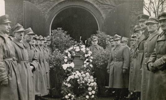 Obóz jeniecki oficerów Wojska Polskiego w Dorsten. Pogrzeb zmarłego 16 grudnia porucznika Stanisława Swornowskiego. Przy trumnie z prawej strony duszpasterz obozowy. Fot. NN, przekazali Dorota i Tomasz Wojciechowscy.