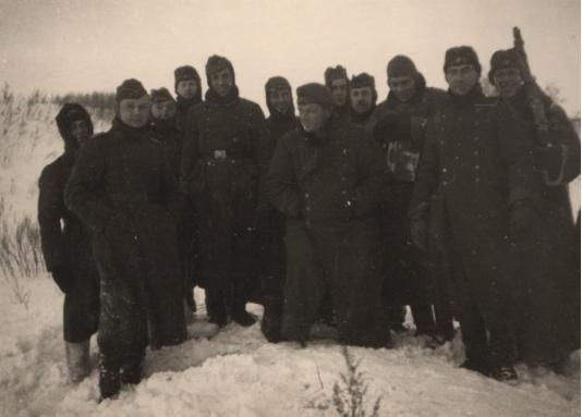 Żołnierze Wehrmachtu na froncie wschodnim, jeden z nich trzyma karabin maszynowy MG 34, kolejny skrzynię z amunicją do MG. Fot. NN, udostępnił Stanisław Blichiewicz.
