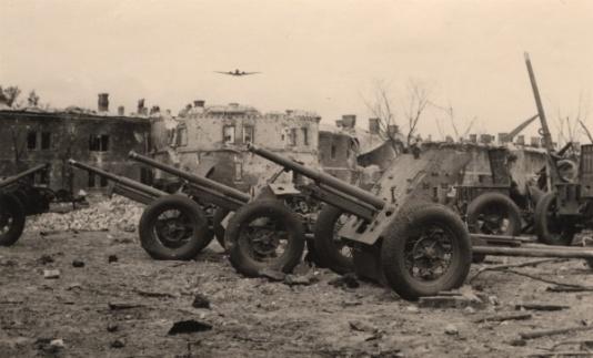 Twierdza Brześć, przodki i armaty przeciwpancerne kaliber 45 mm wz. 37. Nad budynkiem widoczny samolot transportowy Junkers Ju-52.