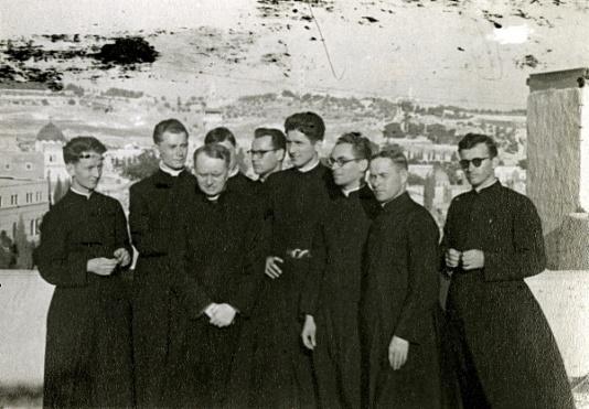 Polacy w Palestynie. Klerycy na dachu starego Domu Polskiego w Jerozolimie (Palestyna), około 13 sierpnia 1944