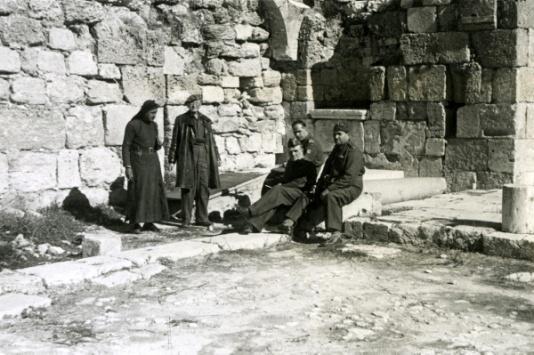 Oficerowie 2 Korpusu Polskiego wraz z przewodnikiem wśród ruin kościoła Św. Jana w Sebaste (Palestyna), około 15 października 1944
