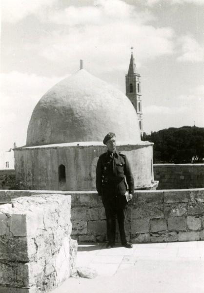 Podpułkownik Rudowicz z 2 Korpusu Polskiego na tle kopuły Sanktuarium Wniebowstąpienia na Górze Oliwnej w Jerozolimie (Palestyna), około 11 marca 1945