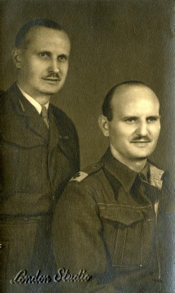Oficerowie 2 Korpusu Polskiego w Palestynie. Pamiątkowe zdjęcie Bronisława i Mariana Brzezickich wykonane w jednym z atelier w Jerozolimie (Palestyna)., 6 stycznia 1945