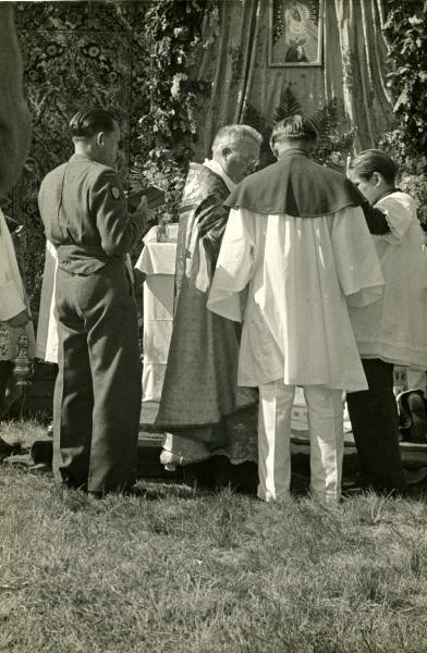 Uroczystości Bożego Ciała na terenie osiedla polskiego w Penrhos (Wielka Brytania), 27 maja 1948