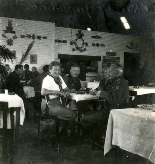 Weterani 2 Korpusu Polskiego w kasynie oficerskim ośrodka dla weteranów w Quassasin (Egipt), około 22 czerwca 1947