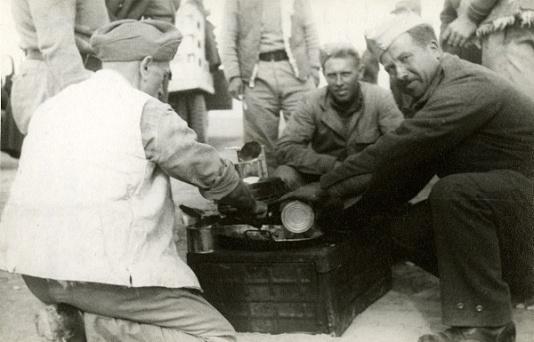 Składanie obozu polowego przez żołnierzy 2 Korpusu Polskiego po noclegu na pustyni podczas przejazdu z Khanaquin (Irak) na tereny Palestyny, około 25 listopada 1942