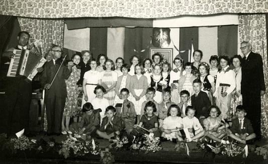Pamiątkowe zdjęcie wykonane po akademii z okazji 3 Maja w ośrodku polonijnym w Lincoln (Wielka Brytania), 3 maja 1956