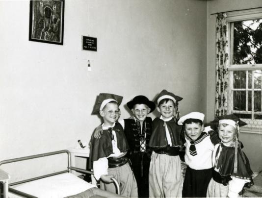 Podopieczni polskiego domu dziecka prowadzonego przez Towarzystwo Przyjaciół Dzieci w Londynie (Wielka Brytania). 