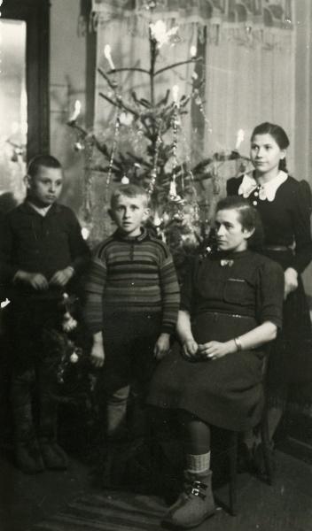 Wigilia Bożego Narodzenia. Zygryd i Wiesław Balcer przy choince w mieszkaniu służbowym, jakie przydzielono rodzinie po wysiedleniu ich z Wielkopolski w 1939 roku do Kocka na terenie Generalnego Gubernatorstwa.