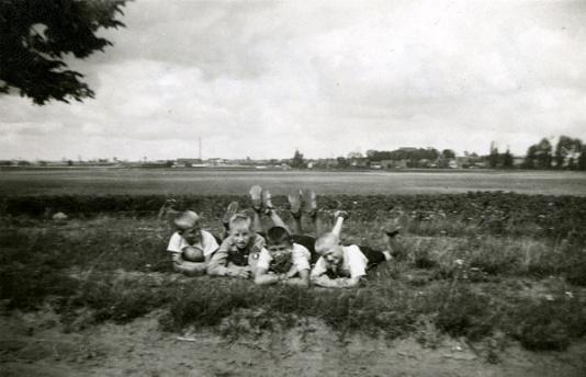 Wiesław Balcer, Leszek Balcer, Zygfryd Balcer i kolega NN na polach w okolicy Krzywinia (powiat Kościan) włączonego do Kraju Warty.