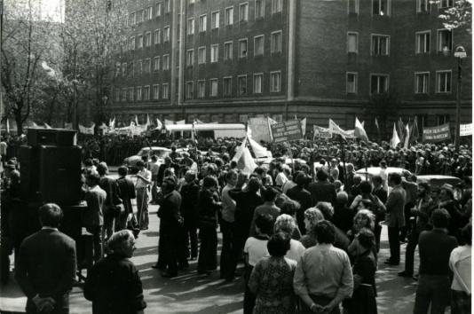 Wiec rolników oczekujących na werdykt Sądu Wojewódzkiego w Warszawie, w sprawie rejestracji NSZZ Solidarność Rolników Indywidualnych.