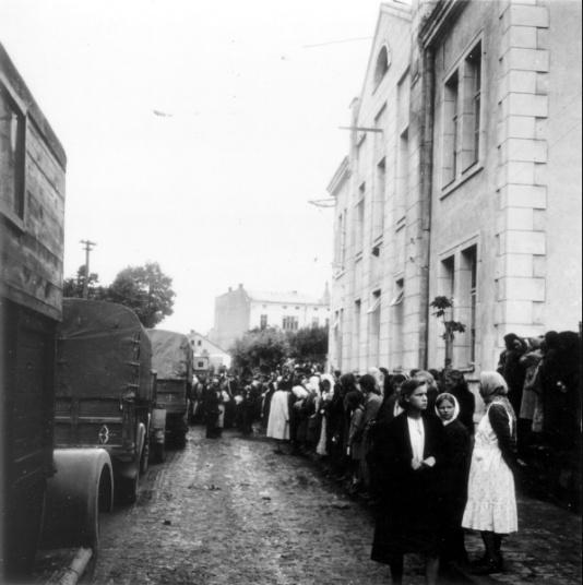 Dziedziniec zamku w Złoczowie (więzienia podczas okupacji sowieckiej) z ciałami więźniów pomordowanych przez NKWD podczas niemieckiej ofensywy i wycofywania się oddziałów Armii Czerwonej.