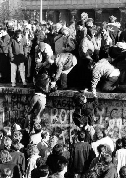Upadek muru berlińskiego, mieszkańcy Berlina Wschodniego i Zachodniego świętują otwarcie granicy pod Bramą Brandemburską. 