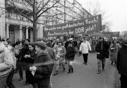 Manifestacja przeciwników zjednoczenia Niemiec na ulicah Berlina.