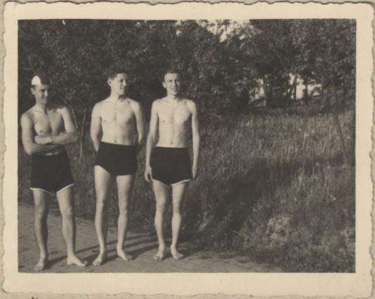 Polscy uchodźcy w Rumunii podczas II wojny światowej. Nad jeziorem Floreasca w Bukareszcie: Tadeusz Gaydamowicz, Zoltan Grundl i Zbigniew Świtalski