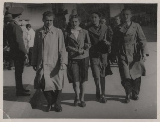 Polscy uchodźcy w Rumunii podczas II wojny światowej. Tadeusz Pytel, Janina Matuszek, Basia Nakonieczników-Klukowska i Tadeusz Gaydamowicz na spacerze w Bukareszcie.