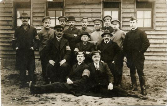 Obóz jeniecki w Parchim (Niemcy). Na odwrocie podpisy, m.in.: Kazimierz Olszewski, Franciszek Szewczyk, J. Wajdow, Władysław Wasilewski, Eugeniusz Solecki, Antoni Białek.