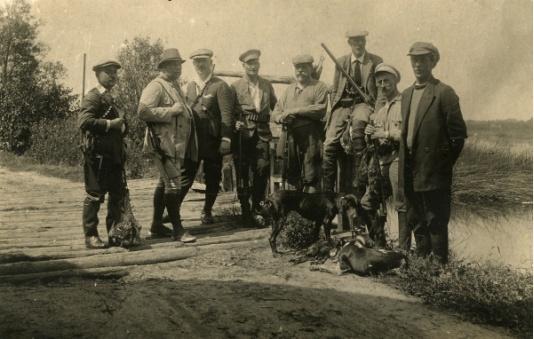 Myśliwi wracający z polowania w Międzyrzeczu (woj. wileńskie), czwarty od prawej stoi Michał Wróblewski, prezes Koła Łowieckiego.
