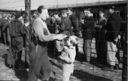 Żołnierze AK w niewoli po upadku Powstania Warszawskiego, w październiku 1944