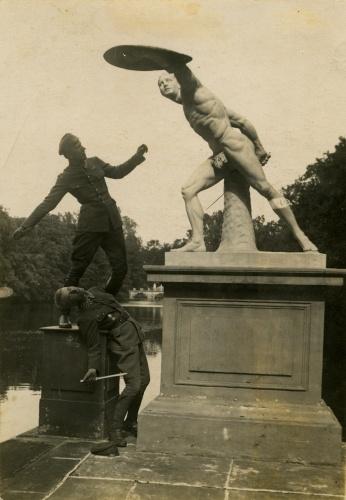 Żołnierze Legionów Polskich w Łazienkach Królewskich w Warszawie, latem 1917