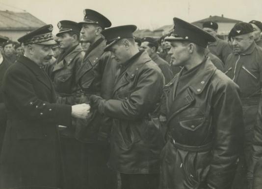 Władysław Sikorski z wizytą u polskich lotników w Lyon-Bron, 27 marca 1940