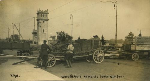 Żołnierze 1. Pułku Szwoleżerów przy barykadzie w czasie przewrotu majowego, 12-15 maja 1926